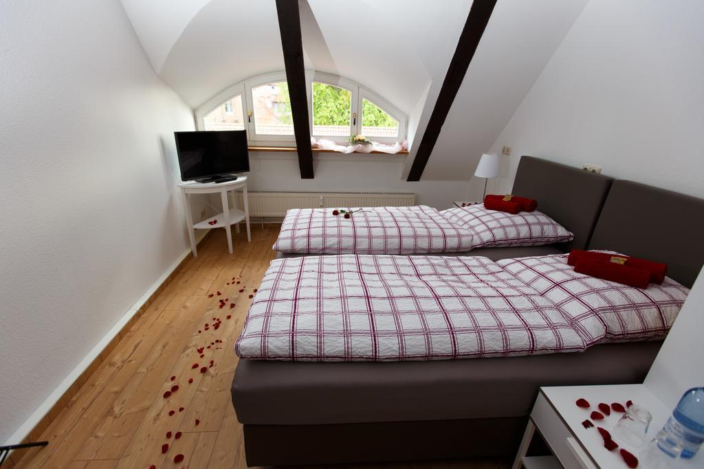 Pension Altes Burghotel Нойштадт-Глеве Экстерьер фото